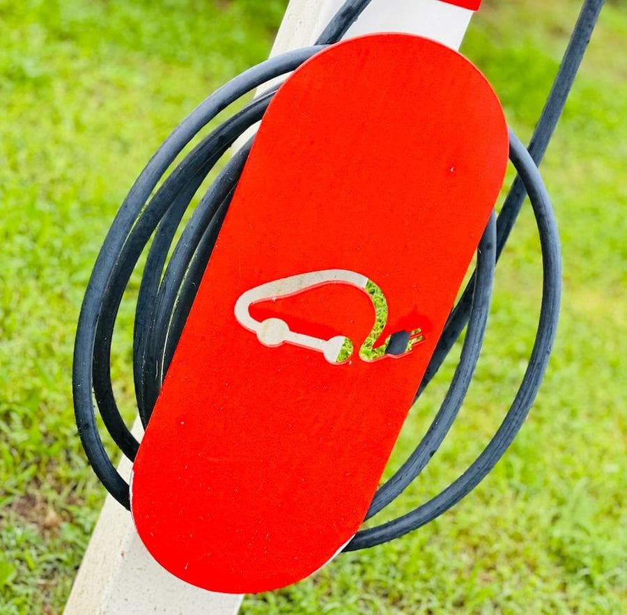 Borne de recharge pour véhicules électriques sur le parking de l’hôtel
