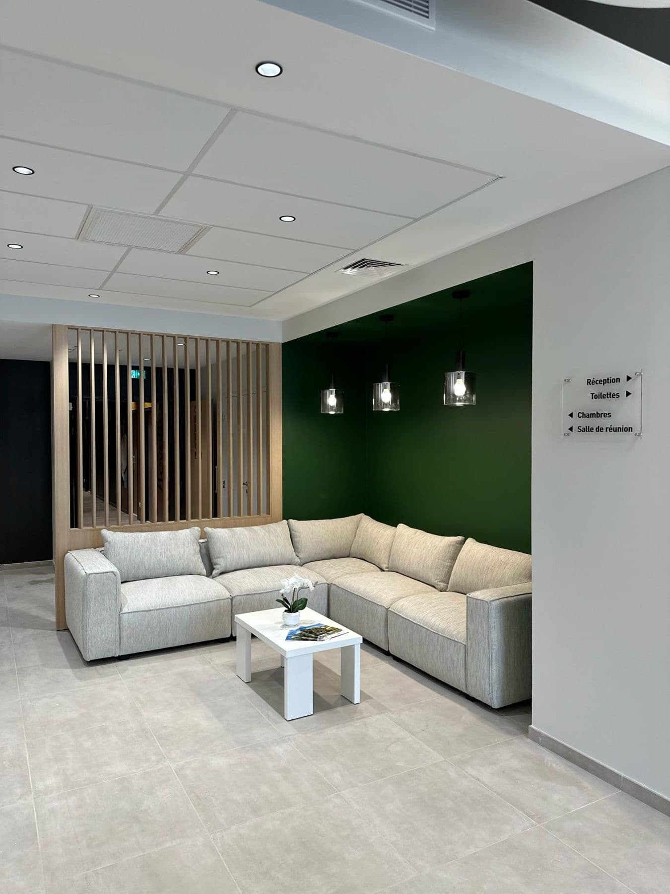 Le salon d’accueil des Lofts du Noirlac