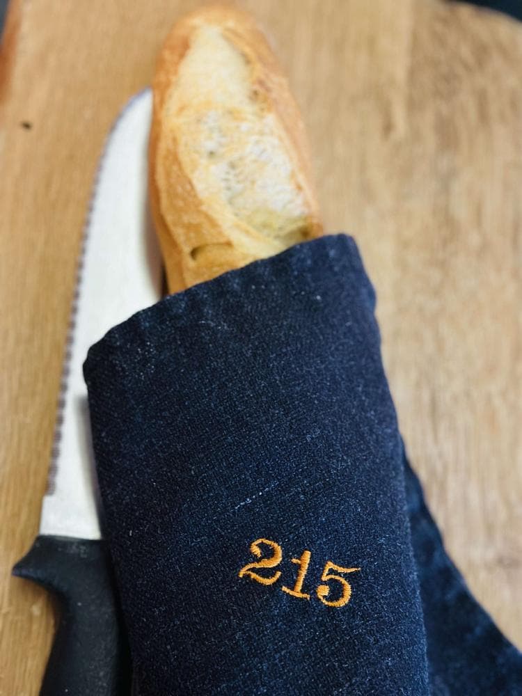 Pain frais dans sa serviette brodée 215