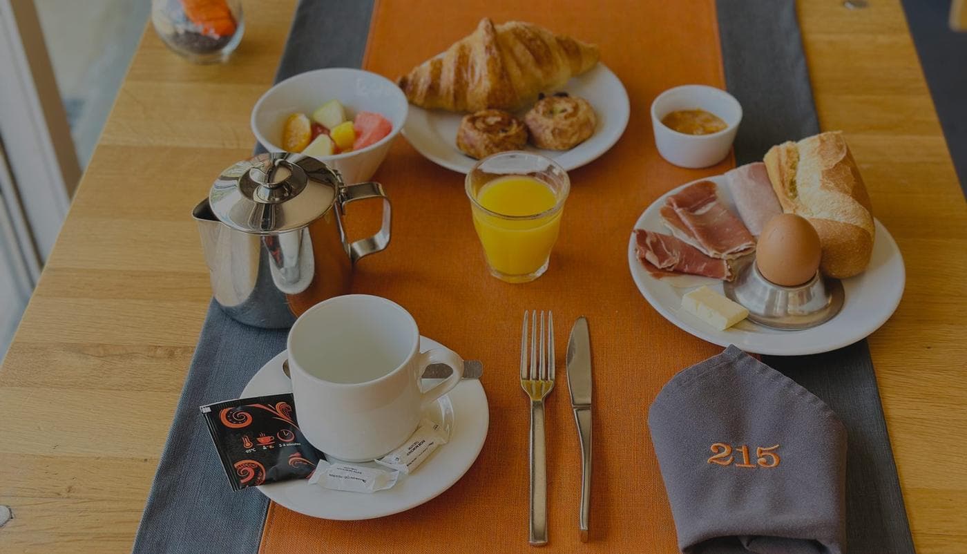 Petit-déjeuner servi sur le chemin de table orange