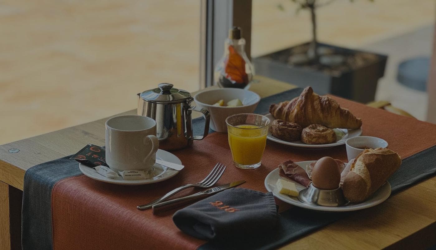 Table du petit-déjeuner face à la terrasse