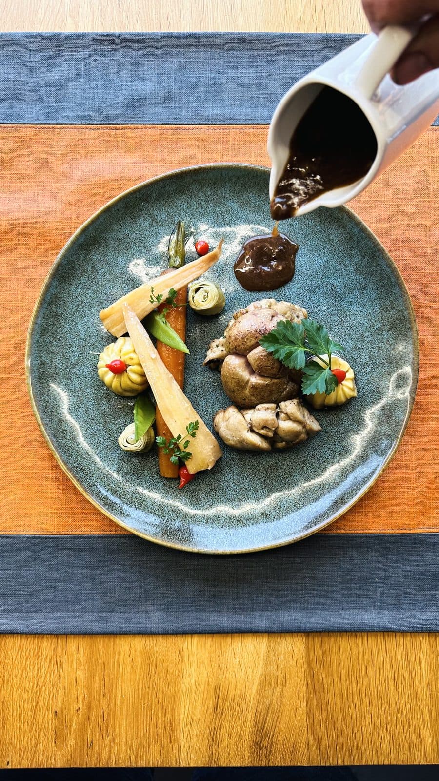 Une assiette du 215 nappée de sauce