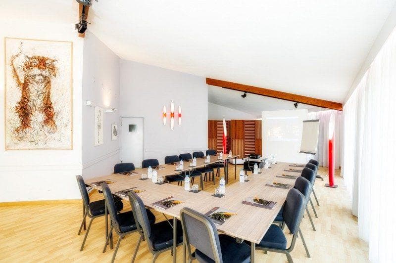 Salle de réunion de l’hôtel dressée pour un séminaire